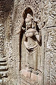 Ta Som temple - bas reliefs of devatas